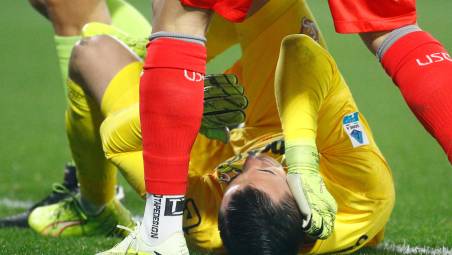 Il portiere della Cremonese a terra (Foto da La provincia di Cremona)