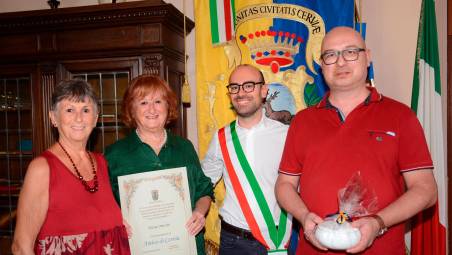 A Cervia da 80 estati di fila: il sindaco premia la super-turista di Terni