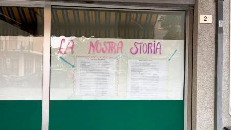 La lettera (una versione in italiano e una in inglese) affissa alla vetrina del locale