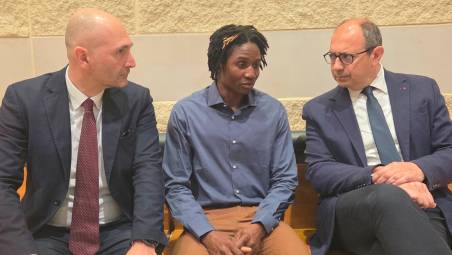 Louis Dassilva in tribunale in mezzo ai suoi avvocati, Riario Fabbri e Andrea Guidi