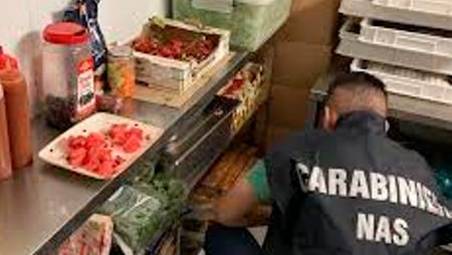 Lugo, “sporco diffuso in cucina”: i Nas chiudono un ristorante in centro