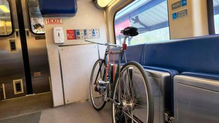 Una bicicletta “in viaggio” su un treno