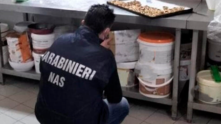 Ravenna, controlli Nas: scarsa igiene e mancata etichettatura della carne, multe per 6mila euro