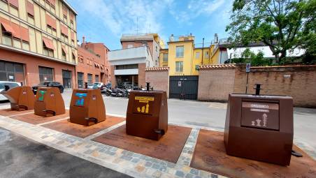 I cassonetti dei rifiuti in centro a Rimini