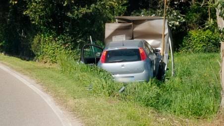 L’auto finita fuori strada (Fotoservizio Massimo Fiorentini)