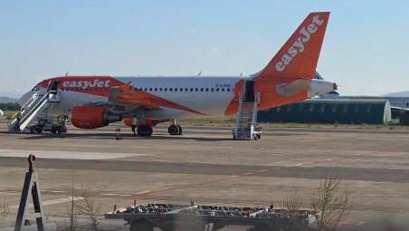 Rimini, guasto al motore dopo il decollo: paura sul volo per Londra, atterraggio d’emergenza al Fellini. VIDEO