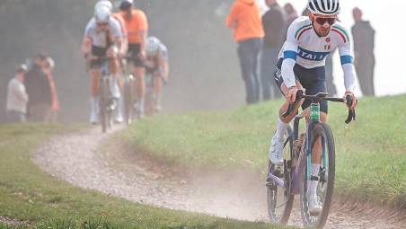 Andrea Brunelli in azione con la maglia della Nazionale