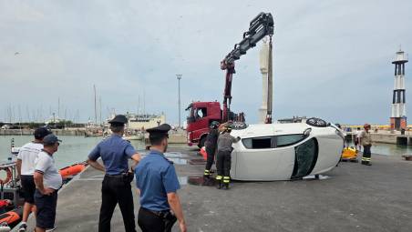 Cattolica. Auto nel porto, il 45enne resta in carcere: “Potrebbe rifarlo di nuovo, versione dell’incidente con le infradito non credibile”