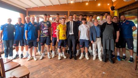 Foto di gruppo per il gruppo squadra della Consar con il sindaco Alessandro Barattoni foto fiorentini