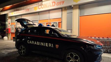 Rimini. Rapina al Conad, pistola puntata alla cassiera, bambini fatti stendere a terra