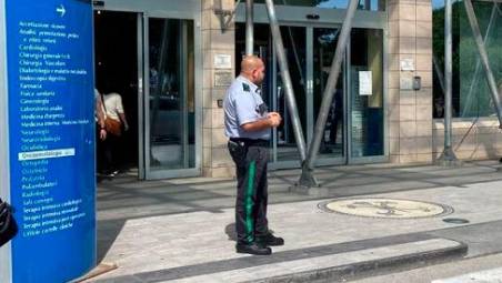 Guardia giurata in servizio all’entrata dell’ospedale Bufalini