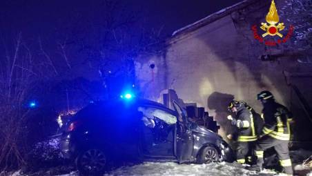 Savignano, incidente: esce di strada e si schianta contro una casa