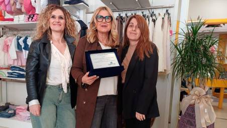 La consegna della targa da parte di Sabrina Baldazzi responsabile di Confartigianato Rubicone a Elena Zocchi, titolare del negozio Peter Pan a San Mauro Pascoli, con la collaboratrice Elisa Ravegnini.