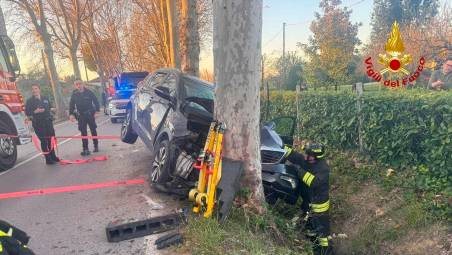 Cesena, incidente: si schianta contro un albero e finisce nel fosso, 70enne gravissimo