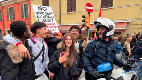 La lezione di Cesena: un corteo pacifico di studenti armati di cori e cartelloni VIDEO GALLERY