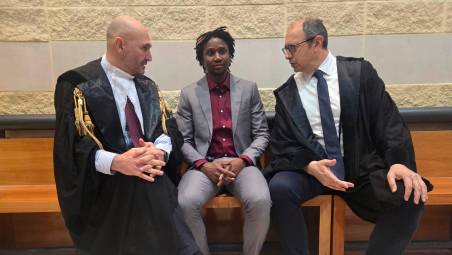 Louis Dassilva con i suoi difensori