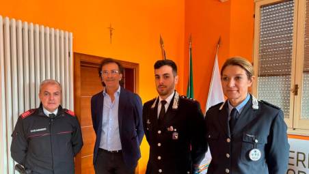 II sindaco Gianluca Ugolini con la Comandante della Polizia Intercomunale di Riccione Coriano e Misano, Isotta Macini, il Comandante della Compagnia Carabinieri di Riccione, Capitano Niccolò Rutigliano e il comandante della stazione Carabinieri di Coriano, Maresciallo Francesco Liguori