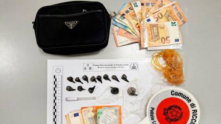 Riccione, vede la Polizia e lancia la cocaina dalla Panda a noleggio: 23enne arrestato