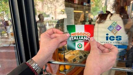 Ravenna e il caso-adesivi, i seguaci di Vannacci: “Maestri chieda scusa o lo denunciamo”