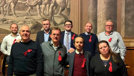 Donne e violenza. Fiocco rosso e foto scatenano lo scompiglio in Consiglio comunale a Forlì