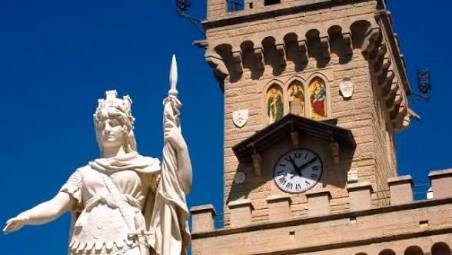 La Statua della Libertà davanti al Palazzo Pubblico di San Marino