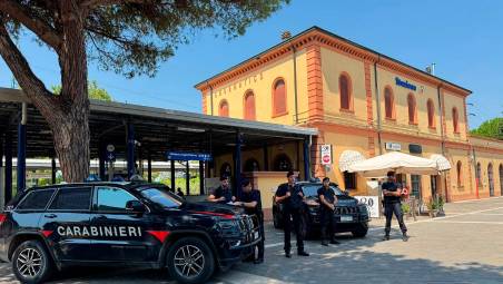 Cesenatico, l’ascensore della stazione non funziona: i Carabinieri sollevano di peso la carrozzina e fanno salire un giovane disabile sul treno