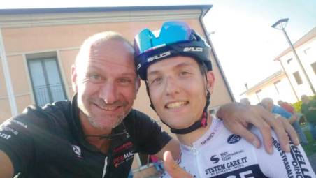 Il direttore sportivo della Biesse, Marco Milesi, e il ciclista 23enne Francesco Galimberti dopo la vittoria del 14 aprile a Pontedera