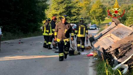 Predappio, incidente: l’auto si ribalta nel fosso dopo uno scontro a Fiumana