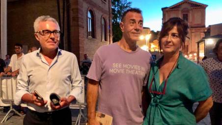 Matteo Garrone (al centro) con Loretta Amadori e Alberto Masacci di fondazione Lam
