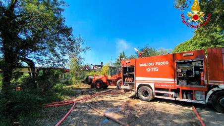 Brisighella, dopo l’incendio, è in corso la messa in sicurezza dell’area VIDEO