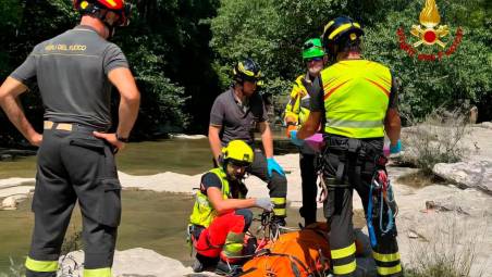 Bagno di Romagna, perde i sensi mentre è al fiume con gli amici, scatta la macchina dei soccorsi VIDEO