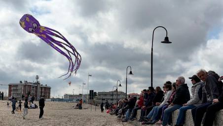 Gli aquiloni in spiaggia e, nelle foto successive, la festa a Marina (foto Fiorentini)