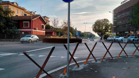 La barriera metallica alla rotonda delle Forze armate