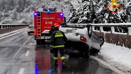 L’auto ribaltata in E45 nei pressi di Sarsina