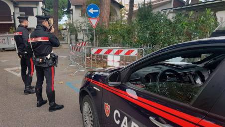 Milano Marittima. In strada spunta una bomba, arrivano gli artificieri