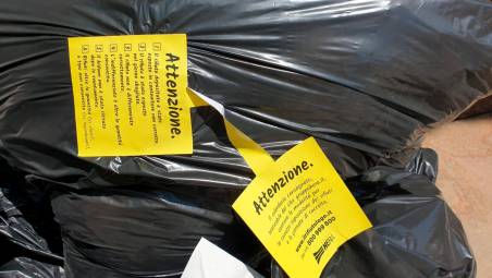 Cesenatico, occhio ai rifiuti fuori dal contenitore: dal 18 marzo scatta il bollino giallo