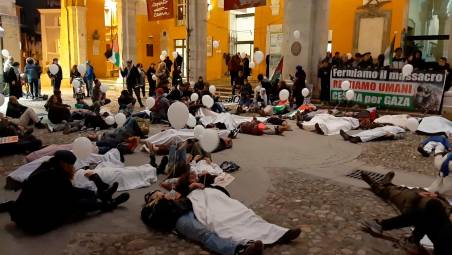 L’azione scenica in piazza del Popolo per ricordare le vittime dei bombardamenti a Gaza