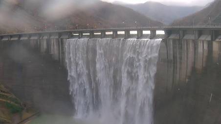 Continua la tracimazione alla diga di Ridracoli