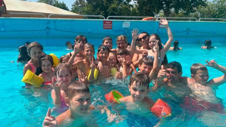 I bambini ucraini tornano a casa dopo un mese di soggiorno presso 16 famiglie di Lugo