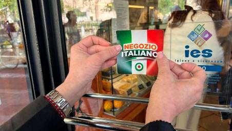Uno degli adesivi attaccati alle vetrine dei negozi