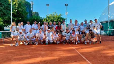 Un’immagine estiva del Circolo Tennis Cesena con tesserati e staff tecnico