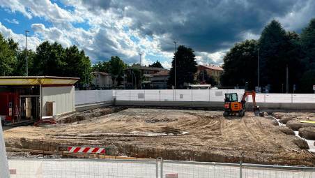 A sinistra la platea su cui verrà costruita la nuova hospitality del Cesena Fc, a destra il geometra Christian Belletti mostra il disegno