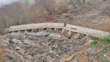 Il piano viabile ora è completamente franato