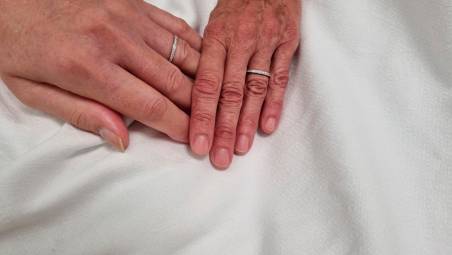 In salute e in malattia: lui si aggrava e diventano marito e moglie nel matrimonio celebrato in ospedale a Rimini