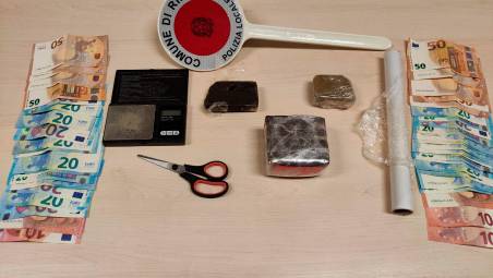Rimini, perquisito davanti ai genitori, consegna 6 etti di hashish alla Polizia: 17enne denunciato per spaccio
