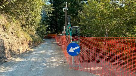 Il cantiere sulla strada della Braccina che unisce Rabbi e Bidente