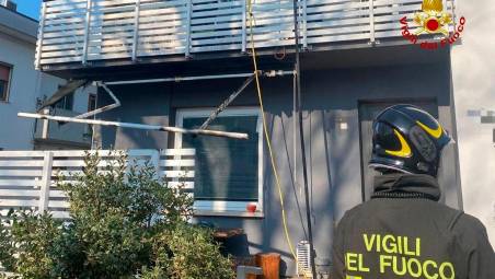 Forlimpopoli, incendio nel terrazzo, Vigili del Fuoco in azione