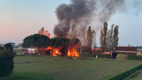 Gatteo, a fuoco un capannone agricolo a ridosso del casello Valle Rubicone della A14 - VIDEO