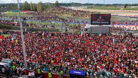MotoGp, che tifo alle premiazioni: ovazione per Bezzecchi, applausi e fischi per Marc Marquez / VIDEO