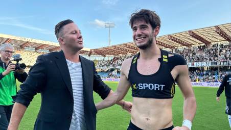 L’azionista di maggioranza Mike Melby insieme a Cristian Shpendi dopo Cesena-Palermo di un anno fa foto zanotti